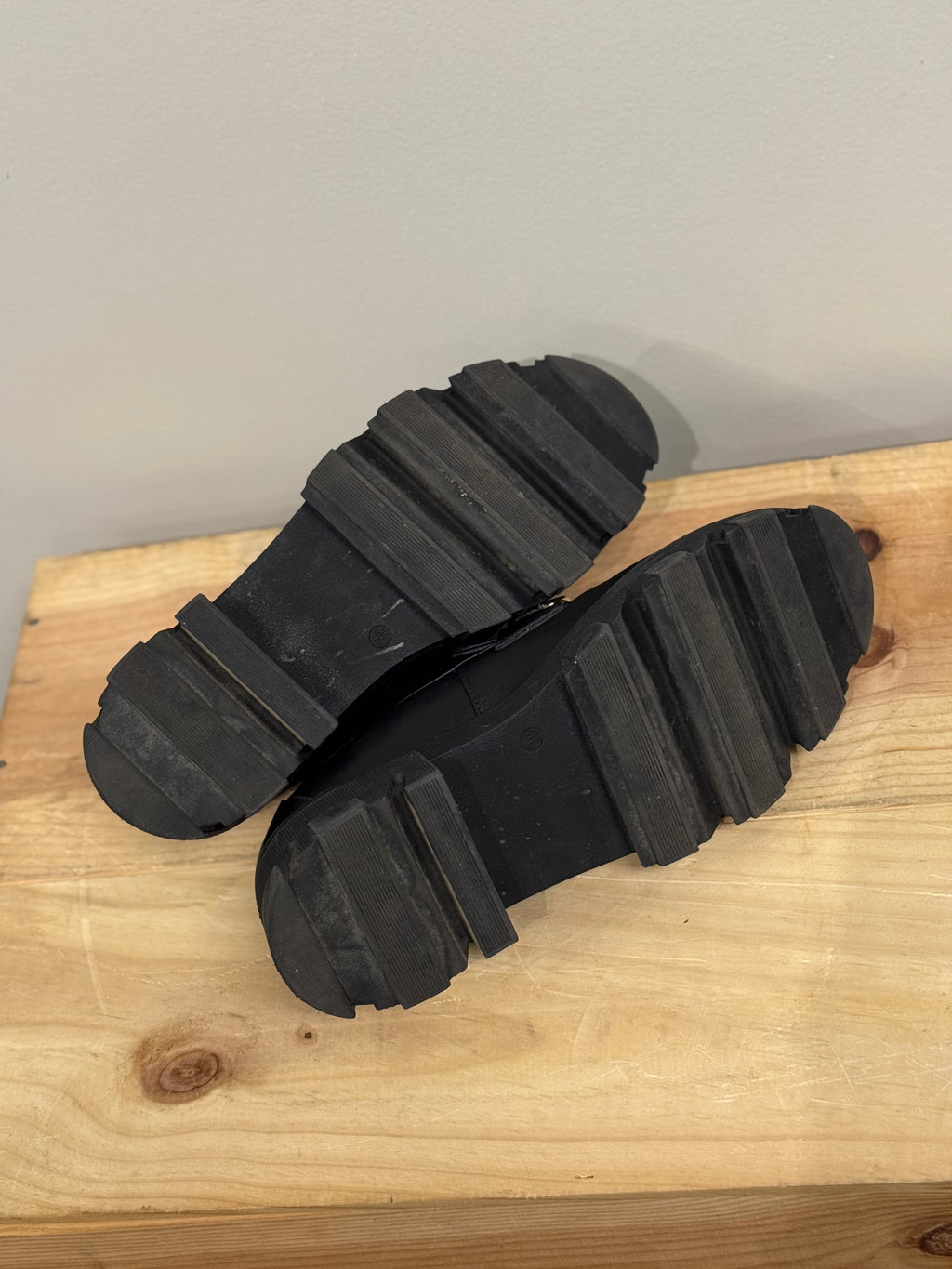 Romanciaga black platform loafers